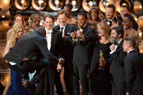Đạo diễn kiêm nhà sản xuất Steve McQueen nhảy cẩng lên vì mừng rỡ khi nhận giải Oscar cho Phim xuất sắc nhất.