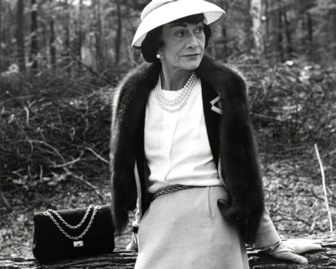 Coco Chanel đã cho ra đời chiếc túi đeo vai, chần chỉ nổi 2.55 từ năm 1955 và ngay lập tức nó trở thành mẫu túi của sự cổ điển, thanh lịch được nhiều phụ nữ khao khát