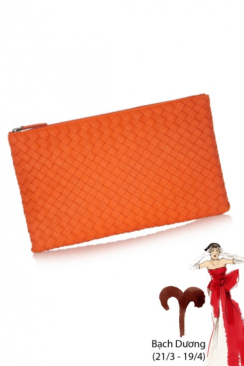 Bạch Dương (21/3 - 19/4):<br/>Tháng 4 về khiến Dương Cưu phấn chấn hơn bao giờ hết. Tuần này bạn sẽ được chìm trong những niềm vui bất tận ở mọi mặt cuộc sống. Những mâu thuẫn cũ đều đã được giải quyết. Bạn đặc biệt may mắn ở mặt tài chính. Một món hời bất ngờ sẽ đến trong khoảng giữa tuần. Nếu đang để ý ai đó, đây là thời gian để bạn “tấn công”.
<br/>
Không gì thích hợp hơn chiếc ví Bottega Veneta màu cam rực rỡ giúp thúc đẩy vận may về tài chính và tình cảm cho cung thuộc nhóm nguyên tố Lửa Bạch Dương.