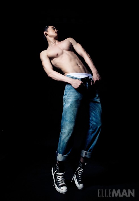 Blue Jeans<br/>Quần jeans màu xanh cổ điển của Levi’s, Nội y Calvin Klein Underwear, Giày sneakers Converse (của Stylist)