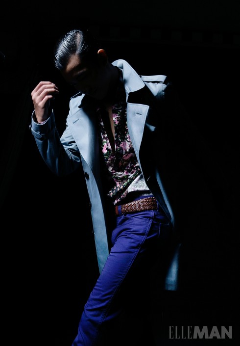 Trench Coat + Floral Shirt<br/>Áo khoác dài cổ điển của Burberry, Áo sơmi in hoa Givenchy By Riccardo Tisci (Rex Hotel Boutique), Quần jeans Levi’s, Thắt lưng Uniqlo (của Stylist)