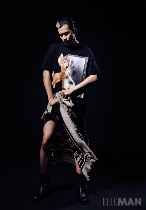 Printed T-Shirt <br/>Áo phông in họa tiết kỹ thuật số của Givenchy By Riccardo Tisci (Rex Hotel Boutique), Khăn quàng cổ len mỏng (buộc làm xà rông) Hermès, Bốt Biker Pedro (của Stylist) 
