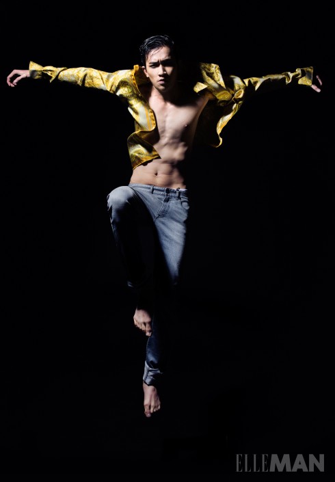 Signature Print<br/>Áo sơmi in họa tiết đặc trưng của thương hiệu Versace, Quần jeans Versace