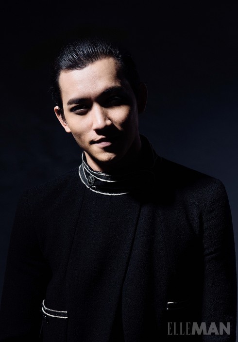 Little Black Jacket<br/>Áo khoác đen vải tweed kinh điển của Chanel, Cài áo hoa trà bằng kim loại Chanel, Găng tay của Stylist.