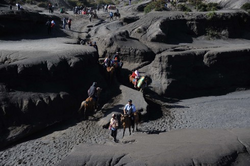 Biển cát đen với diện tích hơn 5.000 hecta dưới chân núi Bromo