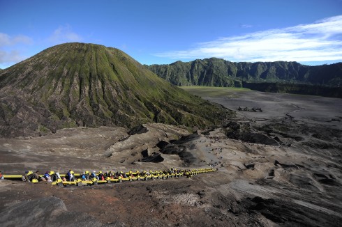 Cảnh quan nhìn từ miệng núi lửa Bromo