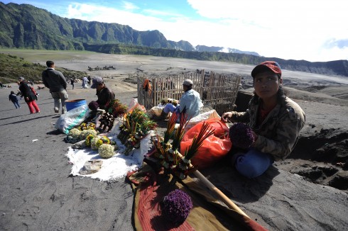 Gian hàng bán hoa và lễ vật dành cho người Hindu cúng tế