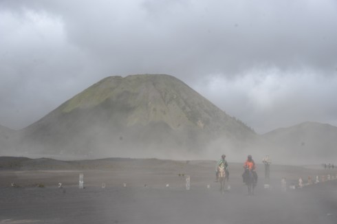 Gió kèm theo cát đen rất mịn là một nỗi ám ảnh trong hành trình chinh phục Bromo