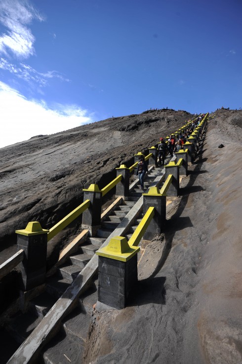 Để đảm bảo an toàn, 245 bậc thang được xây dựng kiên cố nối lên miệng núi lửa