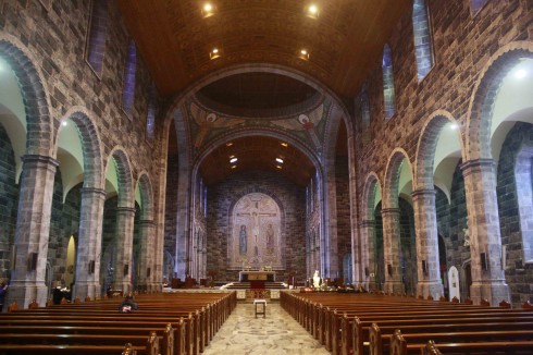 Kiến trúc Galway Cathedral nhìn từ ngoài vào trong