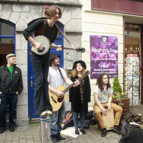 Một nhóm nhạc đồng quê đang biểu diễn ca khúc mang giai điệu truyền thống của Ireland