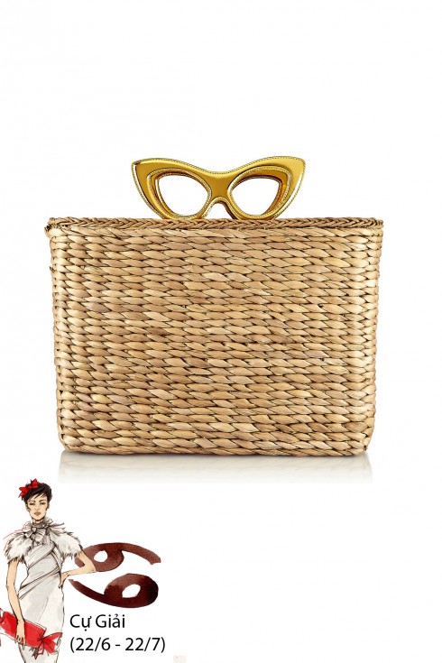 Cự Giải (21/6 – 20/7):
<br />
Cự Giải là nằm trong số những cung may mắn của tuần này. Mặc dù có dấu hiệu của cãi vã và hiểu lầm nhỏ trong hai ngày đầu tuần, về cơ bản, bạn sẽ thấy mọi mặt trong cuộc sống đều rất thuận buồm xuôi gió. Đây là thời điểm phù hợp nhất để bạn “tổng tiến công” trái tim của người bạn vẫn thầm thương trộm nhớ.
<br />
Chiếc túi xách màu rơm mang hơi hướng một chuyến du lịch biển này của Charlotte Olympia sẽ tăng thêm năng lượng và biết đâu sẽ mang đến những niềm vui bất ngờ cho nàng Cự Giải (như một chuyến du lịch miễn phí chẳng hạn.)