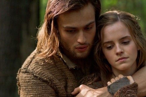 Emma Watson thủ vai Ila và Douglas Booth thủ vai Shem trong Noah