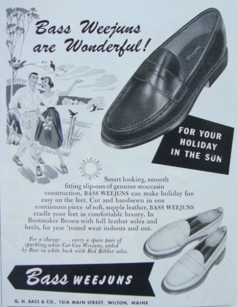 Hãng giày G. H. Bass giới thiệu phiên bản loafer đầu tiên vào năm 1936 và gọi nó là Weejuns, đặt theo tên của loại giày xỏ chân vào dễ dàng của những nông dân người Na Uy. Tuy nhiên giày loafer đã xuất hiện từ trước đó dưới bàn tay của công ty Spaulding Leather vào năm 1933. Thế nhưng chính Bass mới là nhà tiên phong đưa phần đai với khoảng hở hình đôi môi vào phần trên thân giày