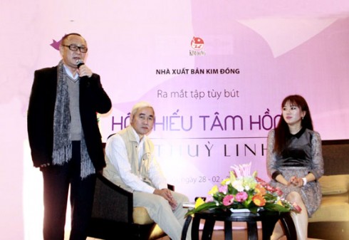 Nhà phê bình Ngô Thảo phát biểu tại ra buổi ra mắt tùy bút Vi Thùy Linh.
