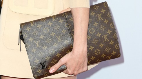 Một chiếc clutch Louis Vuitton