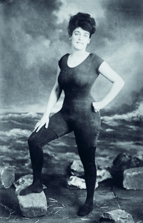 VĐV bơi Annette Kellerman gây sốc với áo tắm để lộ những đường nét cơ thể vào năm 1907