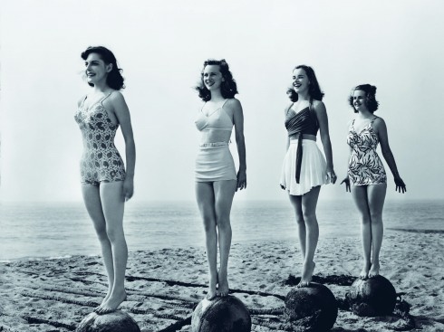 Vào thế kỷ 20, chiếc áo bơi nói lên sự bình đẳng của phụ nữ trong xã hội.