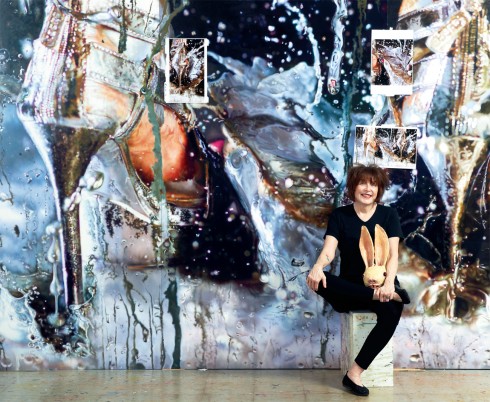Nữ nghệ sĩ Marilyn Minter bên một bức tranh cho thấy khả năng nắm bắt chuyển động vô cùng tinh tế của mình