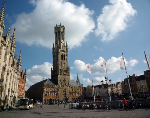 Sát bên tòa thị chính là tháp chuông cổ Belfort được xây dựng từ thời Trung cổ – biểu tượng nổi tiếng của thành phố. Với chiều cao 83m, tháp được sử dụng như một vị trí quan trọng để quan sát các đám cháy và báo giờ, loan tin… thông qua hệ thống chuông. Hiện nay, tháp hơi nghiêng một ít về phía Đông, nhưng vẫn là nơi thú vị để ngắm toàn cảnh Bruges