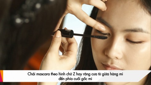 Lông mi tự nhiên: Để tạo mi dày mà vẫn tự nhiên, chải mascara theo hình chữ Z hay răng cưa từ giữa hàng mi đến phía cuối mi. Sau đó chải mascara theo hướng thẳng dọc ở phía trên của mi.