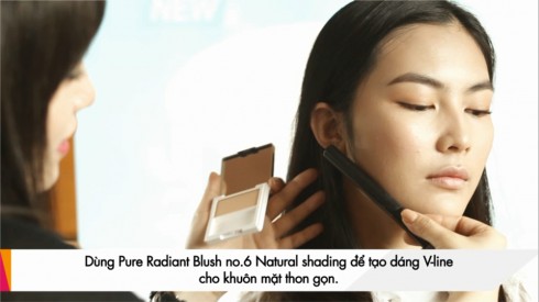 Dùng LANEIGE Pure Radiant Blush No.6 Natural shading để tạo dáng V-line cho khuôn mặt thon gọn