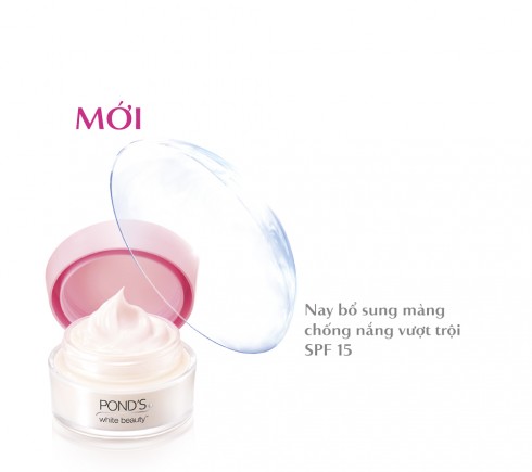 Sản phẩm gợi ý: Kem dưỡng trắng da Pond’s White Beauty SPF 15 PA++ trắng hồng tinh khiết với tinh chất nhân sâm Hàn Quốc dưỡng trắng da từ sâu bên trong và nghệ tây chống oxi hóa, giúp ức chế sự hình thành các sắc tố đen làm sạm da, làm mờ vết thâm nám. Nay bổ sung màng chống nắng vượt trội, Pond’s White Beauty không chỉ dưỡng trắng mà còn có tác dụng chống nắng hiệu quả với SPF 15 PA++.