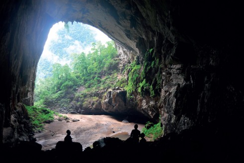 Đường đến Sơn Đoòng sẽ gặp cảnh quan ngoạn mục ở cửa ra hang Én.