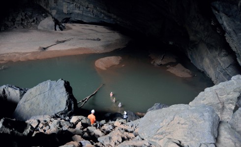 Để đến Sơn Đoòng, vượt sông ngầm trong hang Én sẽ là một thử thách phải đối mặt.
