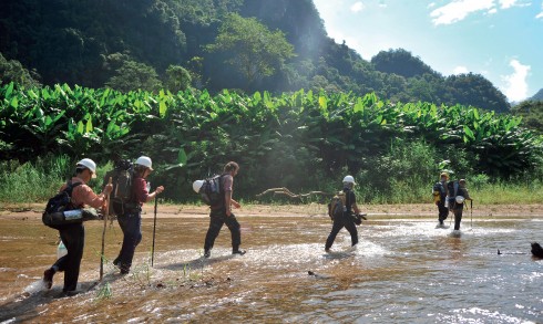 Những giây phút lên cạn, xuống nước diễn ra trong suốt hành trình đến Sơn Đoòng.