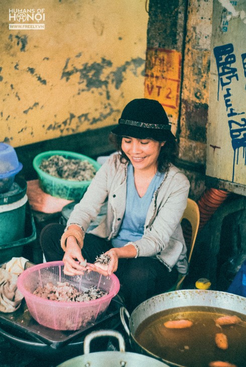 “- Cô có bao giờ định làm nghề khác không ạ? - Không. Cô bán đến khi nghỉ hưu. - Nghỉ hưu là sao ạ? - Là già không bán được nữa mới nghỉ. Cô theo mẹ bán hàng từ năm 14 tuổi. Giờ mẹ già yếu ở nhà rồi nhưng hàng ngày vẫn giúp cô làm hàng để bán đấy”.