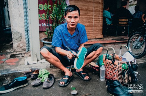 “Quê Thanh Hóa của anh già trẻ trai gái đều lên đây làm nhiều lắm. Làm đánh giày, bán kẹo cao su dạo, nhất là mấy đứa con nít, bé tí tuổi mà đã đi làm. Anh thì chắc chắn không thế! Nhất quyết để con anh ở nhà để còn được học hành tử tế. Đến vợ anh thất nghiệp cũng muốn lên Hà Nội lắm nhưng anh khuyên vợ anh ở nhà để lo cho con ăn học. Chứ bây giờ cả hai vợ chồng lên Hà Nội kiếm tiền thì chẳng có ai chăm con. Đời anh đã khổ quá rồi nên bằng mọi giá mình không thể để con lại khổ như mình được!”.