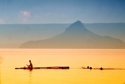 Vào hạ (Trẻ em chơi đùa, bơi lội vào buổi chiều trong lòng hồ núi lửa Taal, Philippines).Tác giả Nguyễn Việt Hùng