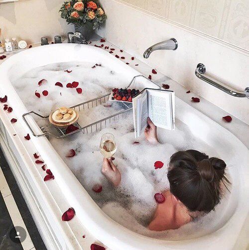 Lấy lại năng lượng bằng một giấc ngủ sâu hoặc thư giãn trong bồn tắm, đơn giản là bạn cần có những phút giây thực sự nghỉ ngơi