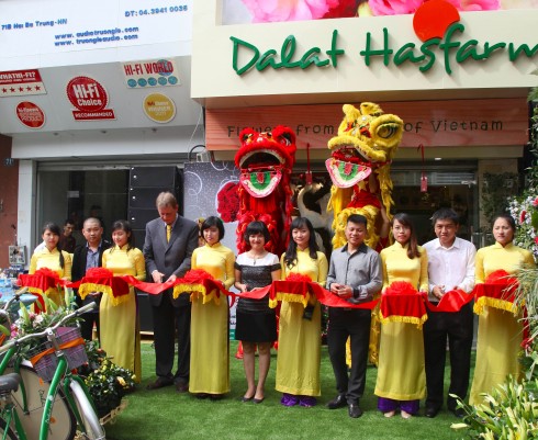 10. Cat bang khai truong