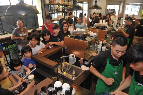 Các bạn trẻ háo hức thưởng thức ly cafe Starbucks tại cửa hàng Bà Triệu