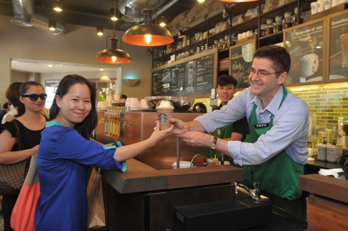Ông Jeff Hansberry - Chu tich Starbucks khu vực Trung Quoc, chau A Thai Binh Duong chuyen den khach hang ly caphe đầu tiên tại Hà Nội