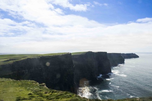 Cliffs of Moher dưới nắng đầu hạ