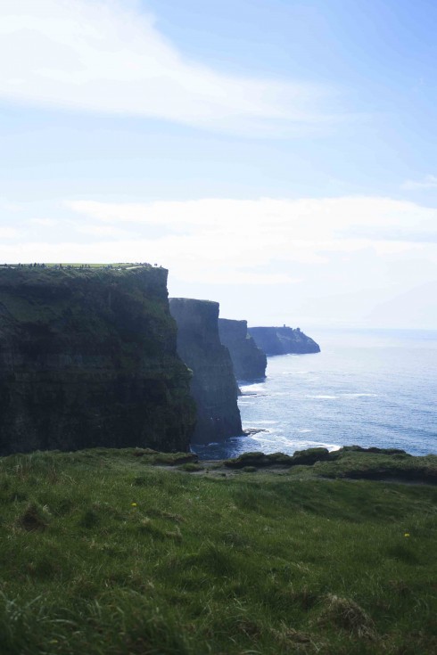 Cliffs of Moher với bầu trời xanh đặc trưng châu Âu