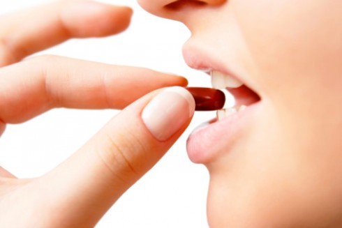 10 thói quen chống lão hóa cho làn da - Uống viên bổ sung vitamin