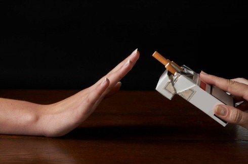 10 thói quen chống lão hóa cho làn da - Bỏ hút thuốc & uống rượu