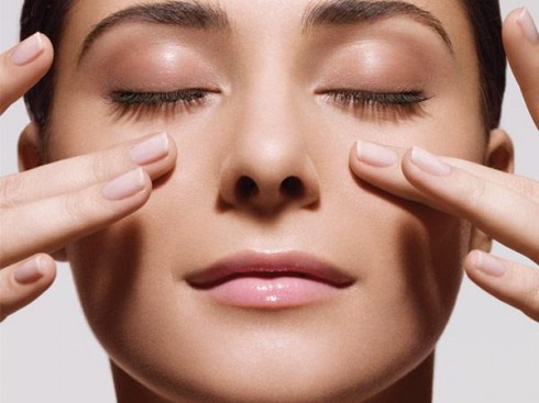 10 thói quen chống lão hóa cho làn da - Massage mặt
