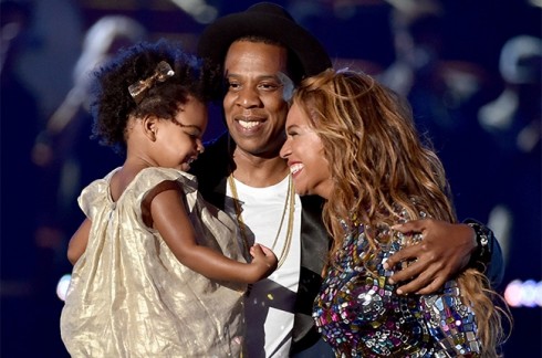 Chồng và con cùng lên sân khấu để chúc mừng chiến thắng của Beyonce