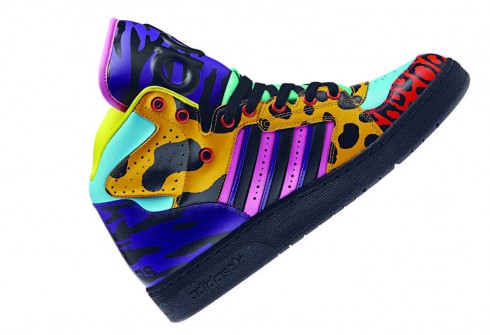 Một kiểu giày thuộc BST Adidas Originals by Jeremy Scott