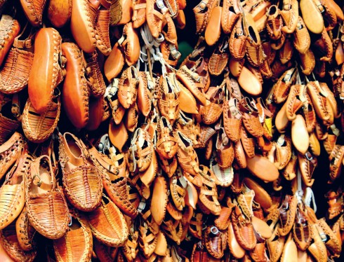 Những đôi dép kiểu cổ đan bằng tay bày bán trong chợ