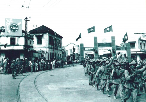 Trung đoàn Thủ đô từ Ô Cầu Giấy tiến vào Cổng thành Cửa Nam.