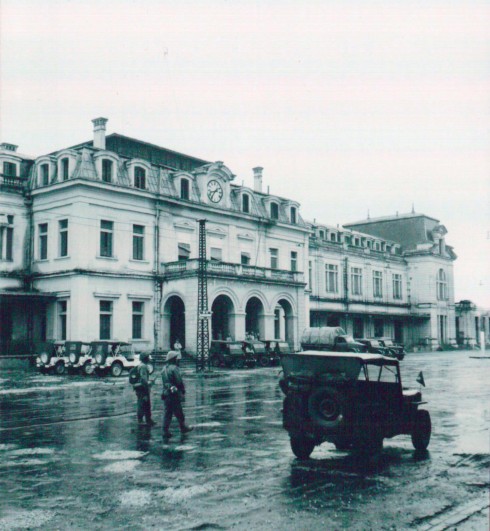 Sáng 9/10/1954, ta tiếp quản ga Hàng Cỏ. Buổi chiều đã có ngay chuyến tàu đầu tiên mang cờ đỏ sao vàng và biểu ngữ chạy xuống Văn Điển đón bộ đội, cán bộ, nhân dân vào nội thành. Chính quyền Cách mạng tiếp quản đến đâu, tàu hỏa hoạt động ngay đến đó. Hàng ngày có hai chuyến tàu Hà Nội - Văn Điển và ngược lại, một chuyến Hà Nội - Xuân Đào và ngược lại.