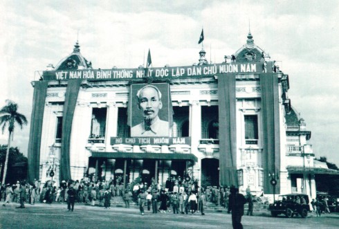15 giờ ngày 10/10/1954: Còi Nhà hát Lớn thành phố nổi lên một hồi dài báo hiệu cho nhân dân giờ phút lịch sử đã đến. Khung cảnh trước Nhà hát Lớn thành phố trong ngày Ủy ban Quân chính ra mắt nhân dân Hà Nội.