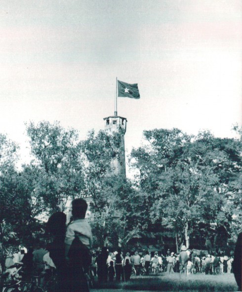 Năm 1945, sau khi Cách mạng Tháng Tám thành công, lá cờ đỏ sao vàng lần đầu tiên được treo lên Cột cờ Hà Nội. Đến ngày giải phóng Thủ đô 10/10/1954, một lần nữa lá quốc kỳ lại tung bay trên đỉnh kỳ đài lịch sử. Cả Hà Nội đã dồn về kỳ đài này ngày 10/10/1954 để chứng kiến giây phút lịch sử: Lễ thượng cờ Tổ quốc trên Cột cờ Hà Nội. Đây đã trở thành nơi diễn ra lễ chào cờ lịch sử của quân dân Thủ đô trong ngày vui trọng đại cách đây 60 năm. Sau Lễ chào cờ, Chủ tịch Ủy ban Quân chính Vương Thừa Vũ trân trọng đọc lời kêu gọi của Chủ tịch Hồ Chí Minh gửi đồng bào Thủ đô nhân Ngày giải phóng.