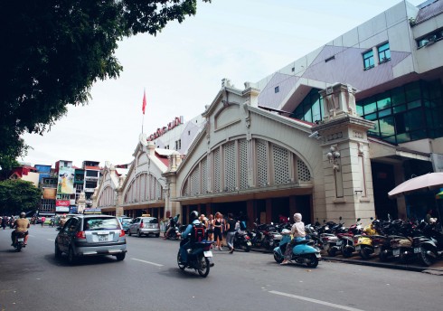 Ngày nay, chợ Đồng Xuân vẫn là nơi giao thương tấp nập của các thương gia đổ đến từ các quận, huyện trong Hà Nội và các tỉnh thành lân cận. Xưa kia chợ bán rất nhiều loại hàng, nhưng hiện tại chủ yếu bán đồ điện tử, đồ gia dụng, vải vóc, quần áo. Đã tròn 20 năm, sau đám cháy lịch sử năm 1994, chợ Đồng Xuân được xây dựng lại với quy mô lớn hơn gồm 3 tầng hiện đại, khang trang, rộng rãi nhưng vẫn giữ một phần kiến trúc của chợ cũ.